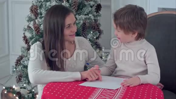 快乐的母亲和儿子写信给圣诞老人视频的预览图