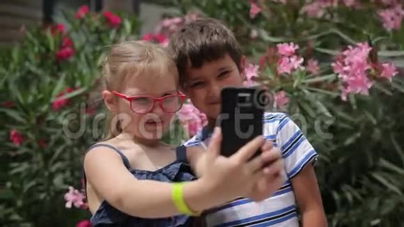 儿童在手机上自拍视频的预览图