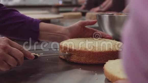 女糖果手用面包刀切制小蛋糕视频的预览图