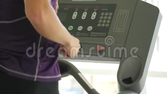 在健身房近距离跑步机上跑步的年轻运动员视频的预览图