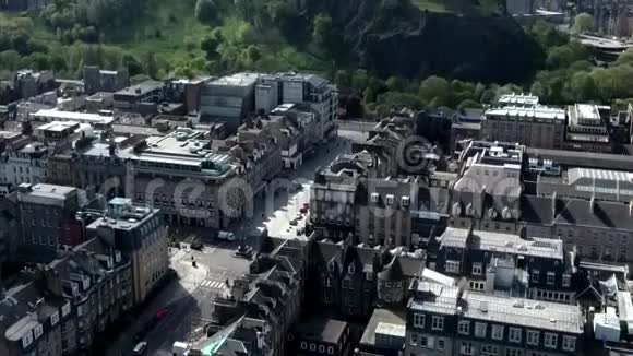 苏格兰爱丁堡城市历史城堡岩石阴天空中射击视频的预览图