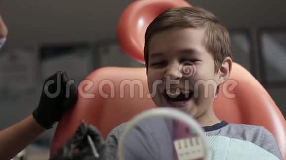 医学牙科和保健概念牙科诊所中有儿童病人的女牙医调整椅子视频的预览图