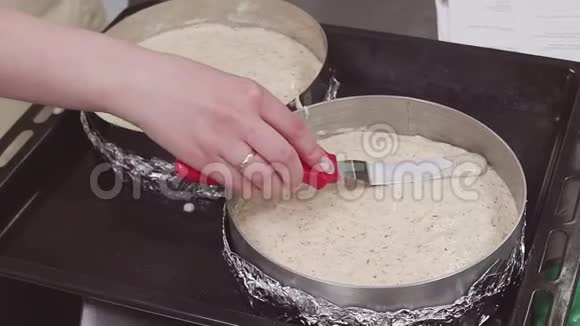 妇女糕点厨师使用糖霜铲以平滑面团烘焙菜肴视频的预览图