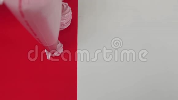 在红烘焙面上制作旋旋挤糕点袋视频的预览图