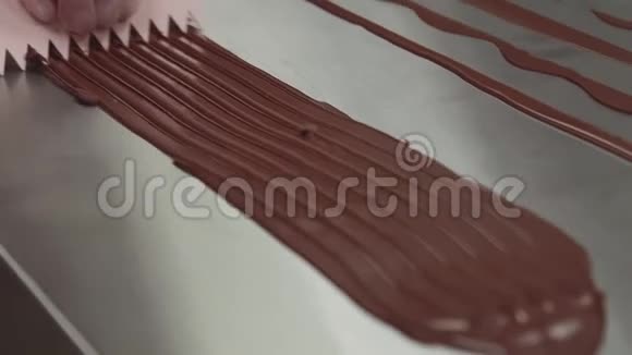 用塑料刮刀在巧克力条上制作凹槽视频的预览图