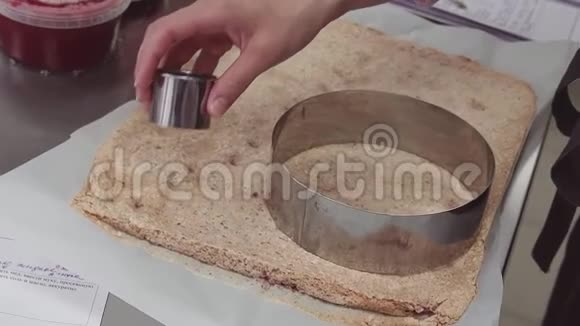 女士糖果手使用烘焙形式切割小蛋糕双头视频的预览图