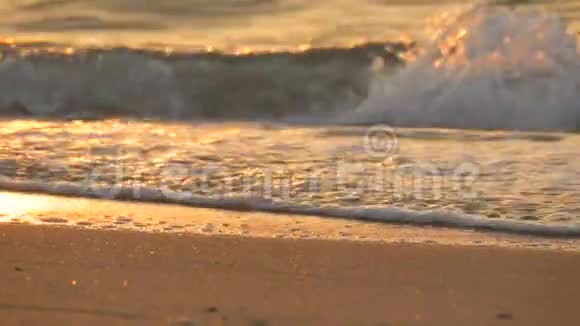 令人惊叹的美丽的红色日落在海滩上泰国沙滩上有泡沫的波浪视频的预览图