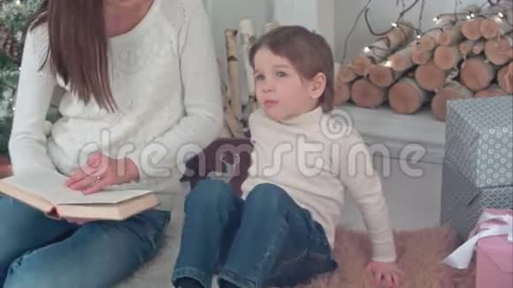 圣诞前夜小男孩拒绝和妈妈一起读一本书视频的预览图