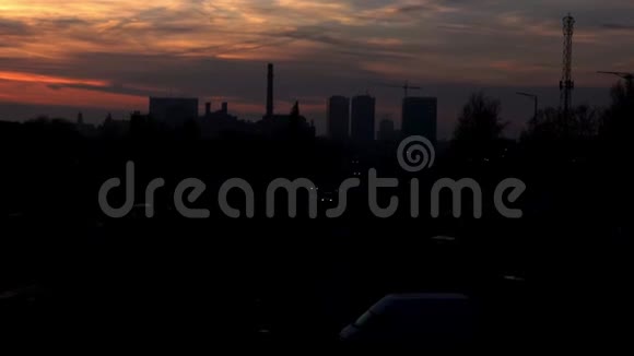 城市景观在黑暗的黄昏视频的预览图