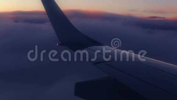 从飞机窗口黎明视频的预览图