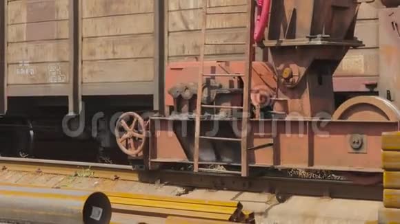 龙门起重机车轮在运动中的特写视频的预览图