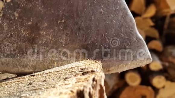 用斧子砍木头背景视频的预览图