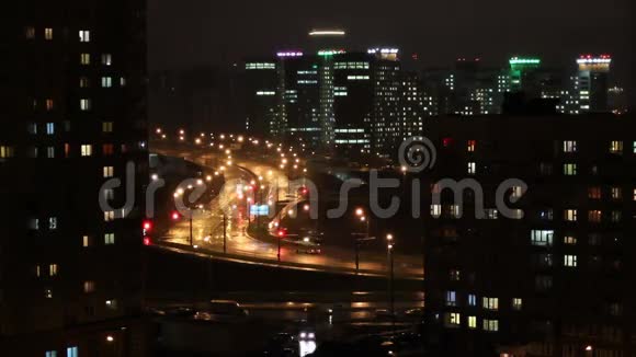 夜城汽车沿着夜路行驶交通灯闪烁着绿色和红色视频的预览图