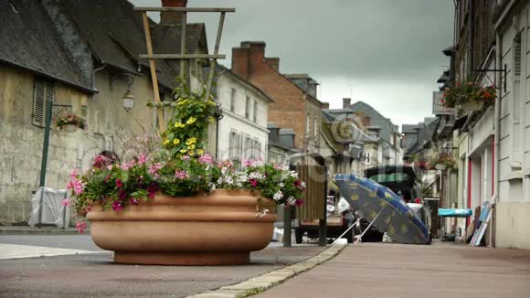 法国诺曼底小村庄的跳蚤市场视频的预览图
