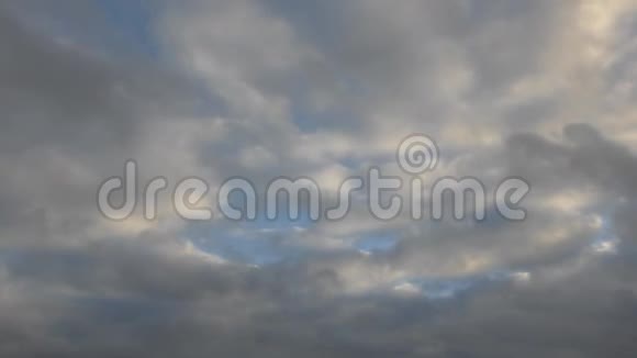 时光流逝美丽蓬松的云彩飘过天空视频的预览图