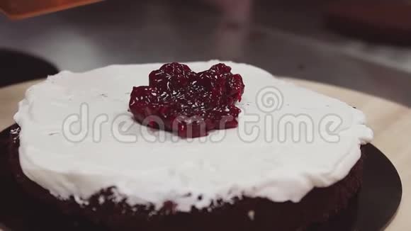 果仁果酱的勺子放在短巧克力蛋糕上的鲜奶油视频的预览图