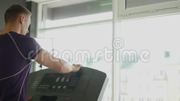 健身运动员开始在运动健身房的跑步机上跑步视频的预览图