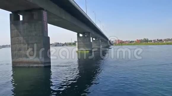 KomOmbo在尼罗河上的大型桥梁视频的预览图