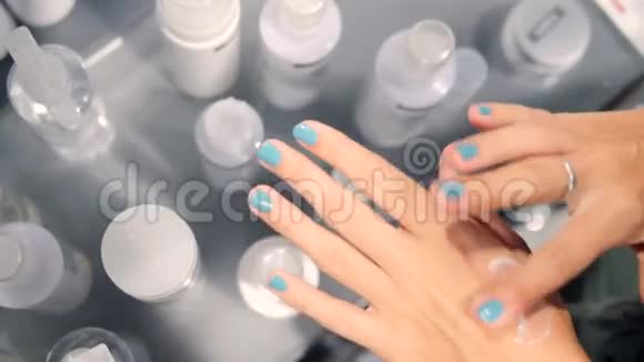 在化妆品超市选择手部护肤霜的年轻女性4K视频的预览图