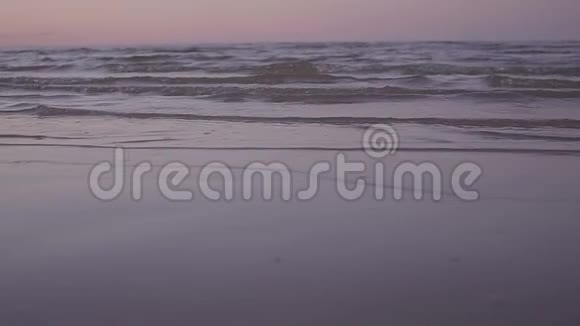 晚上海滩上的海浪万向节视频的预览图