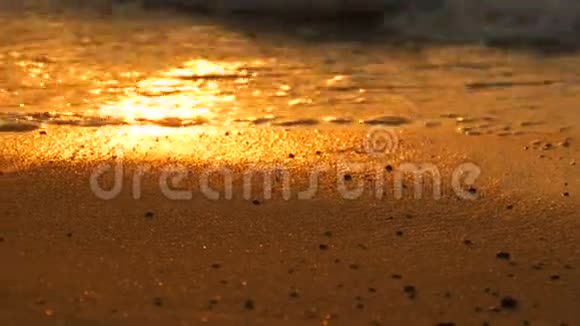 令人惊叹的美丽的红色日落在海滩上泰国沙滩上有泡沫的波浪视频的预览图