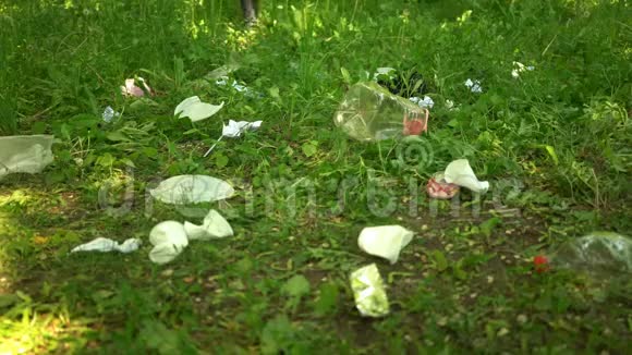 志愿者在暑期公园捡拾塑料垃圾生态概念视频的预览图