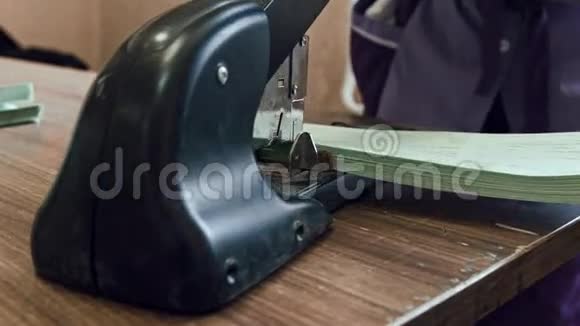 女工手缝纫页工业订书机测谎仪工业手工劳动视频的预览图