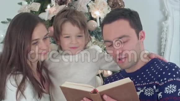 圣诞之夜三人一起读书快乐视频的预览图