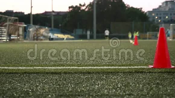 美国足球的圆锥标志平滑和缓慢的滑块镜头视频的预览图