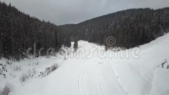 从空中看到山路山路上覆盖着白雪视频的预览图