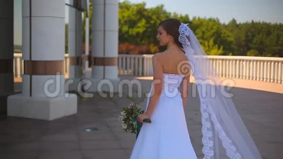 新娘在美丽的阳台上跳婚纱舞俯瞰大海视频的预览图