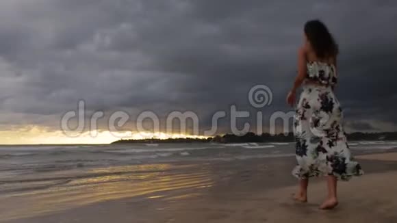 在海边散步的女孩视频的预览图