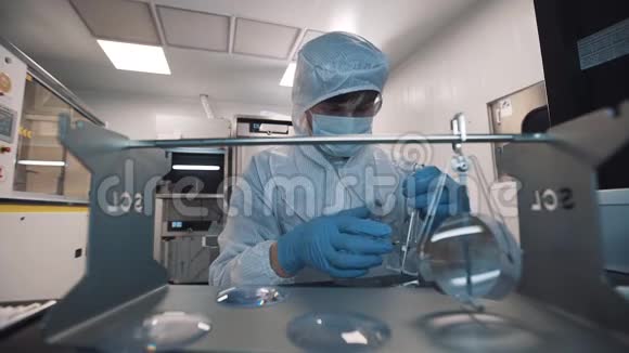 科学家在实验室将放大镜放在专用金属支架上视频的预览图