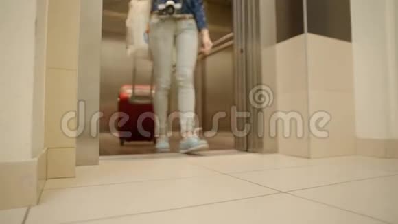 离开电梯和大楼的年轻女士带着西装革履和包到街上视频的预览图