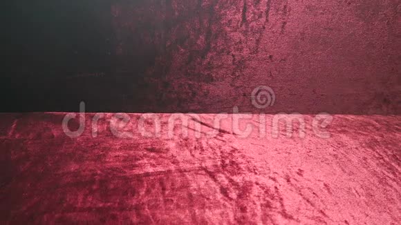 白色水蒸气在抹布红色天鹅绒背景特写镜头视频的预览图