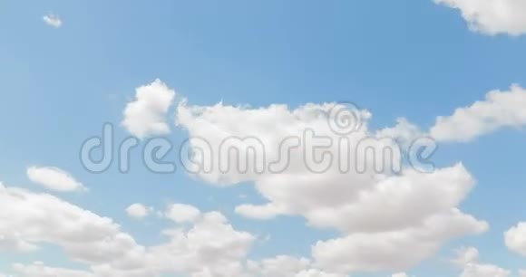 蓝天上的一圈白云时间流逝自由视频的预览图
