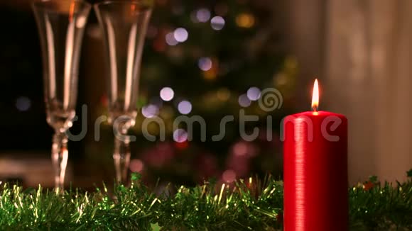 圣诞蜡烛和香槟杯视频的预览图
