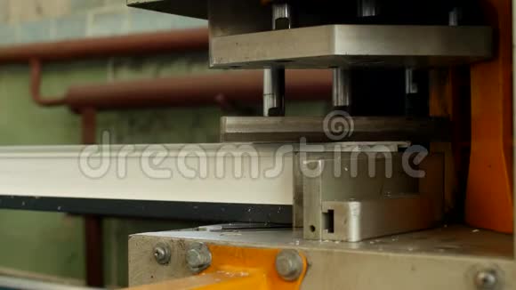 生产和制造pvc窗pvc窗框位于焊接机上的角视频的预览图