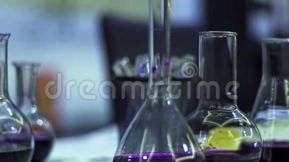 玻璃瓶中的液体试剂紫化学研究视频的预览图