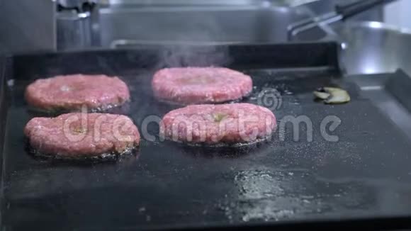 做汉堡包馅饼或牛排在一个热炉子上一个厨师在一个专业的厨房里烤肉厨师检查了视频的预览图