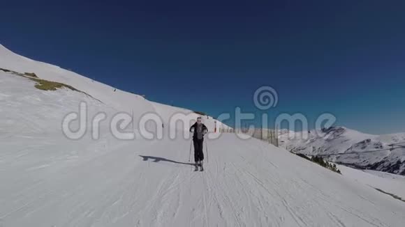 滑雪者在山上滚下雕刻的冬季滑雪坡视频的预览图