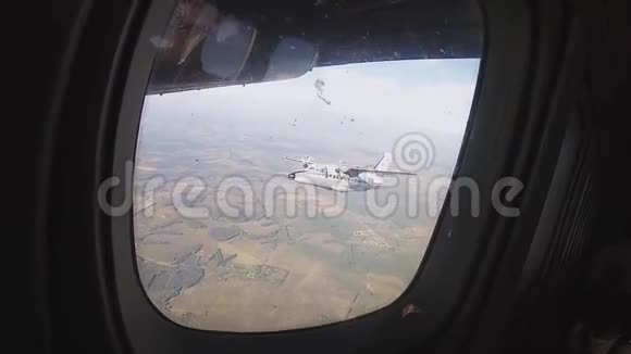 专业的跳伞运动员坐飞机飞行身高舷窗准备跳跃极端极端视频的预览图