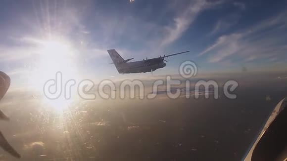 专业的跳伞运动员坐飞机飞行日落舷窗准备跳跃极端极端视频的预览图