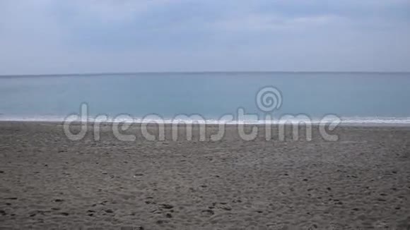 海滩大海和天空颜色不同寻常视频的预览图