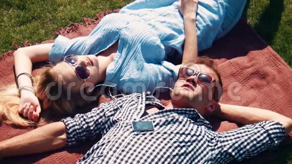 迷人的年轻夫妇在夏日阳光下放松视频的预览图