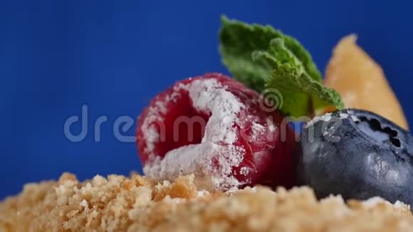 在蛋糕上涂上草莓和蓝莓一个带草莓和蓝莓儿童蛋糕上的点火火花视频的预览图