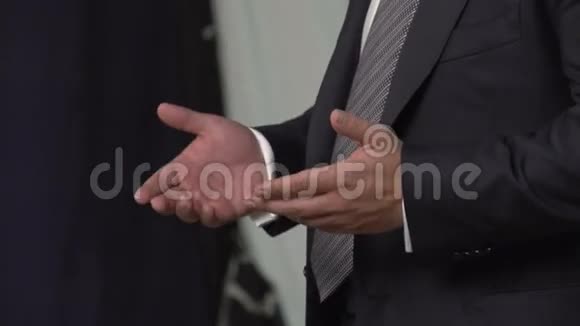 手势手里的人穿着3号西装视频的预览图