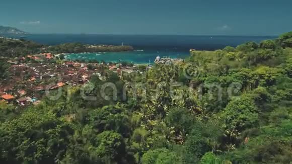 空中无人机飞越丛林山村视频的预览图