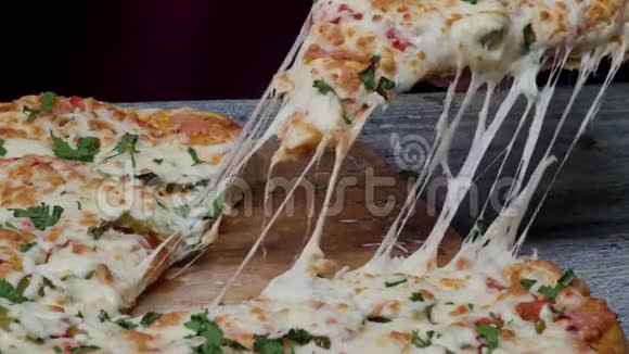 在披萨店用餐时间男人吃了一片比萨饼拍摄的深度非常薄框架手切片视频的预览图