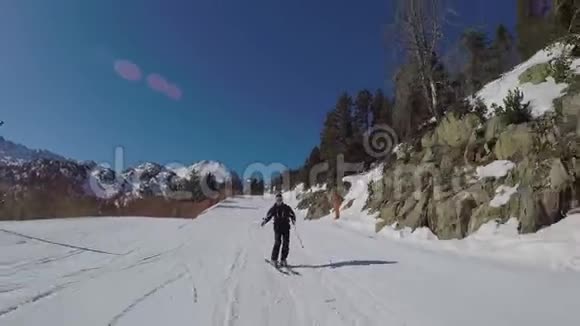 滑雪者在山上滚下雕刻的冬季滑雪坡视频的预览图
